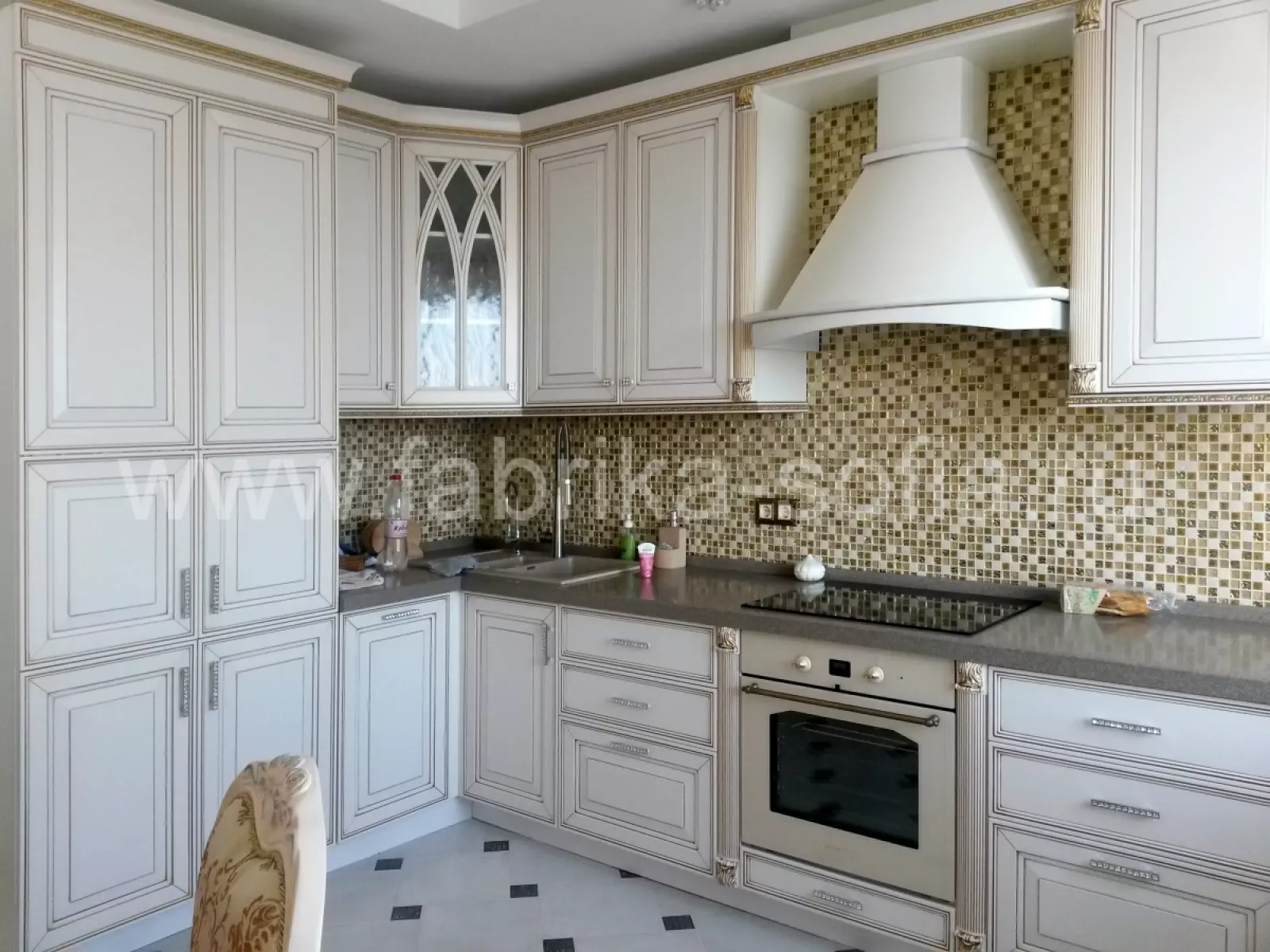 Вместительная и красивая классическая кухня от производителя мебели